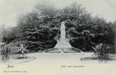 16267 Gezicht op het Wilhelminamonument met omringende struiken in het Wilhelminapark te Zeist uit het noordwesten.